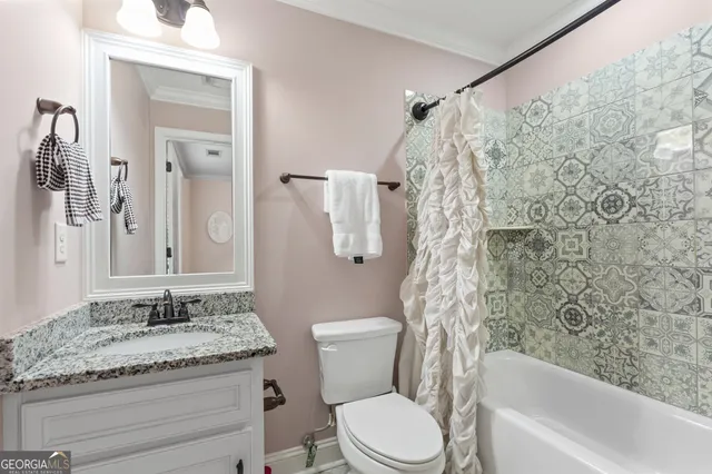 a view of a yard in front of house