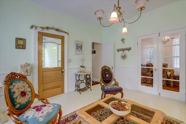 a view of a livingroom with furniture and a livingroom