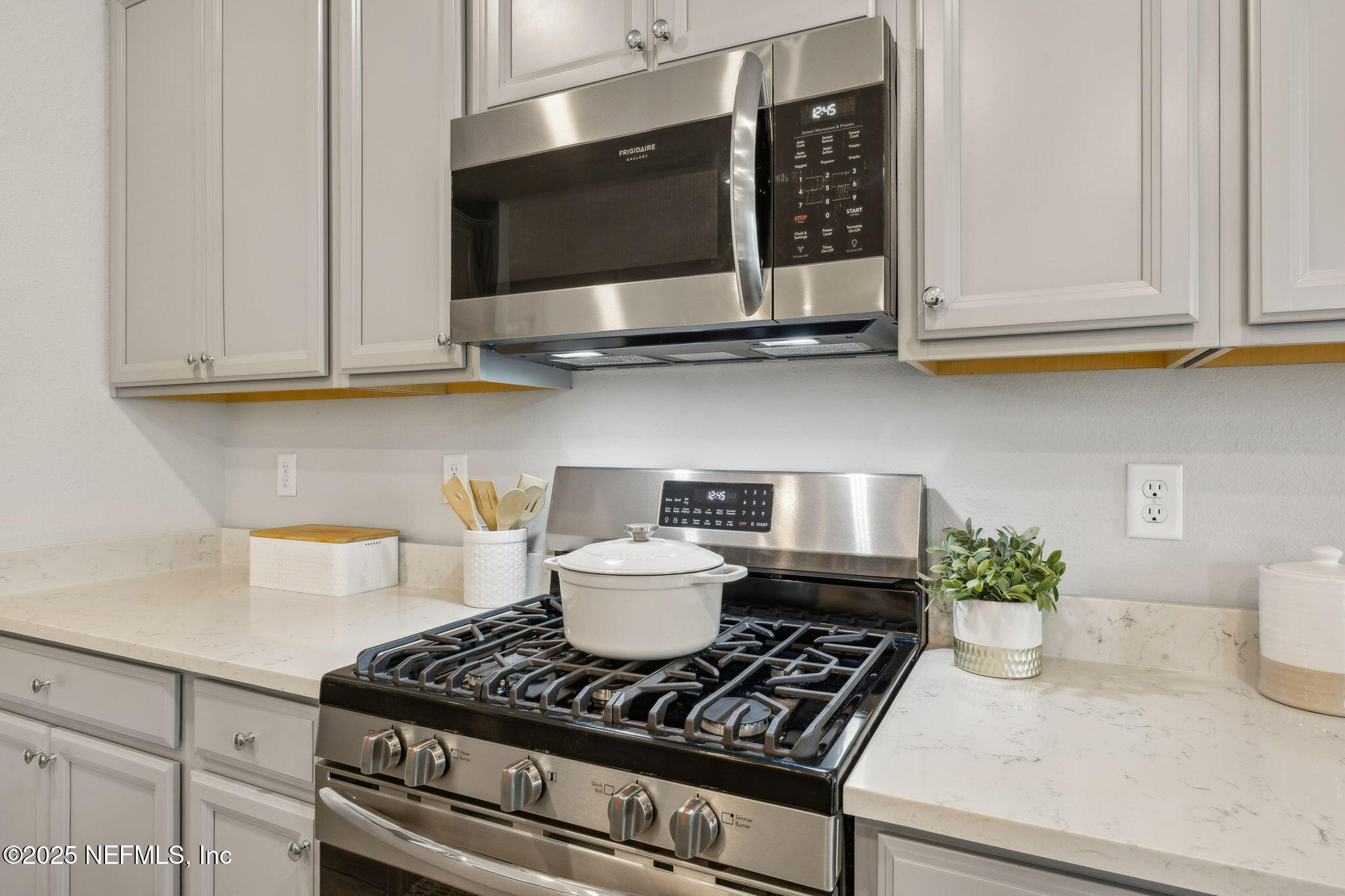 228 Killarney Avenue St. Johns, FL 32259 - Photo 12 of 64 a kitchen with a stove and a microwave