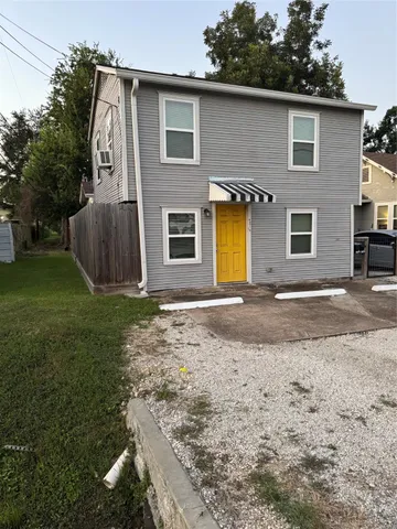 a view of a house with backyard and garden