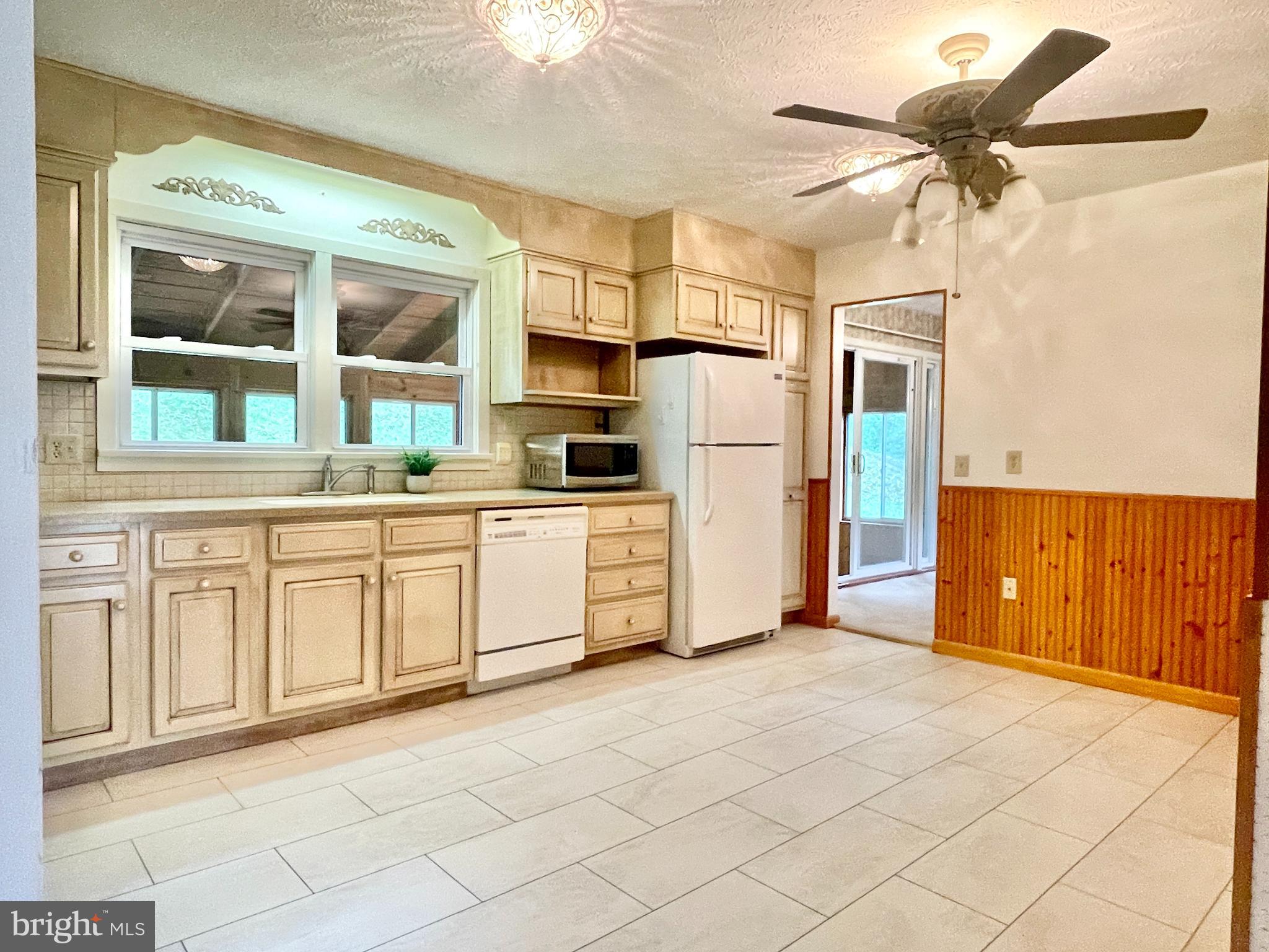 11010 Cash Valley Road Northwest Cumberland, MD 21502 - Photo 20 of 88 Bright & Cheery Kitchen - new floors, new paint!