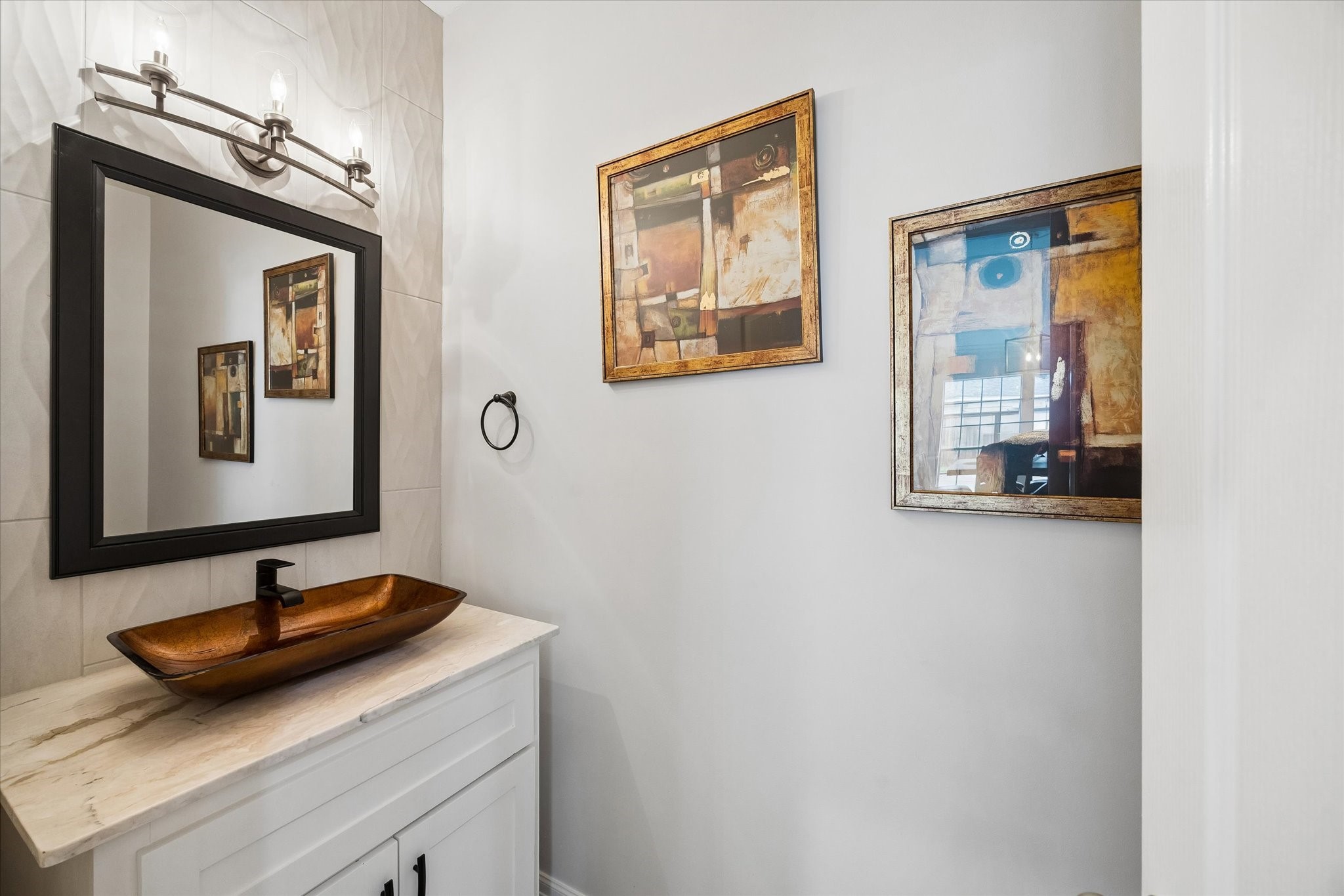 5306 Summerland Ridge Court Houston, TX 77041 - Photo 7 of 33 a bathroom with a sink and a mirror
