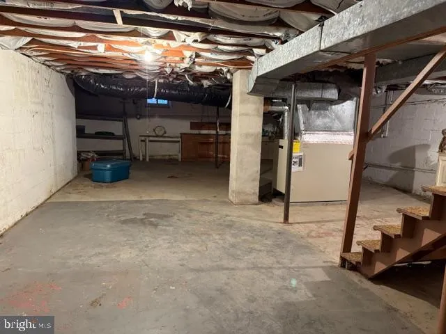 a view of a car park in front of house