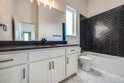 $530,500 | 614 Twin Hills Road, Lake Bridgeport, TX 76426