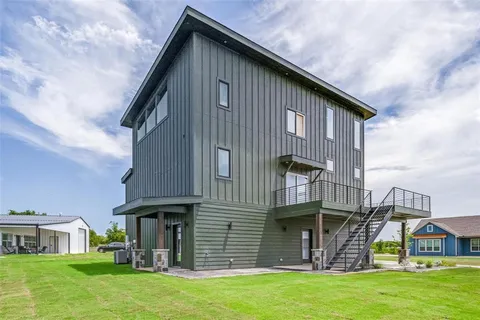 $530,500 | 614 Twin Hills Road, Lake Bridgeport, TX 76426