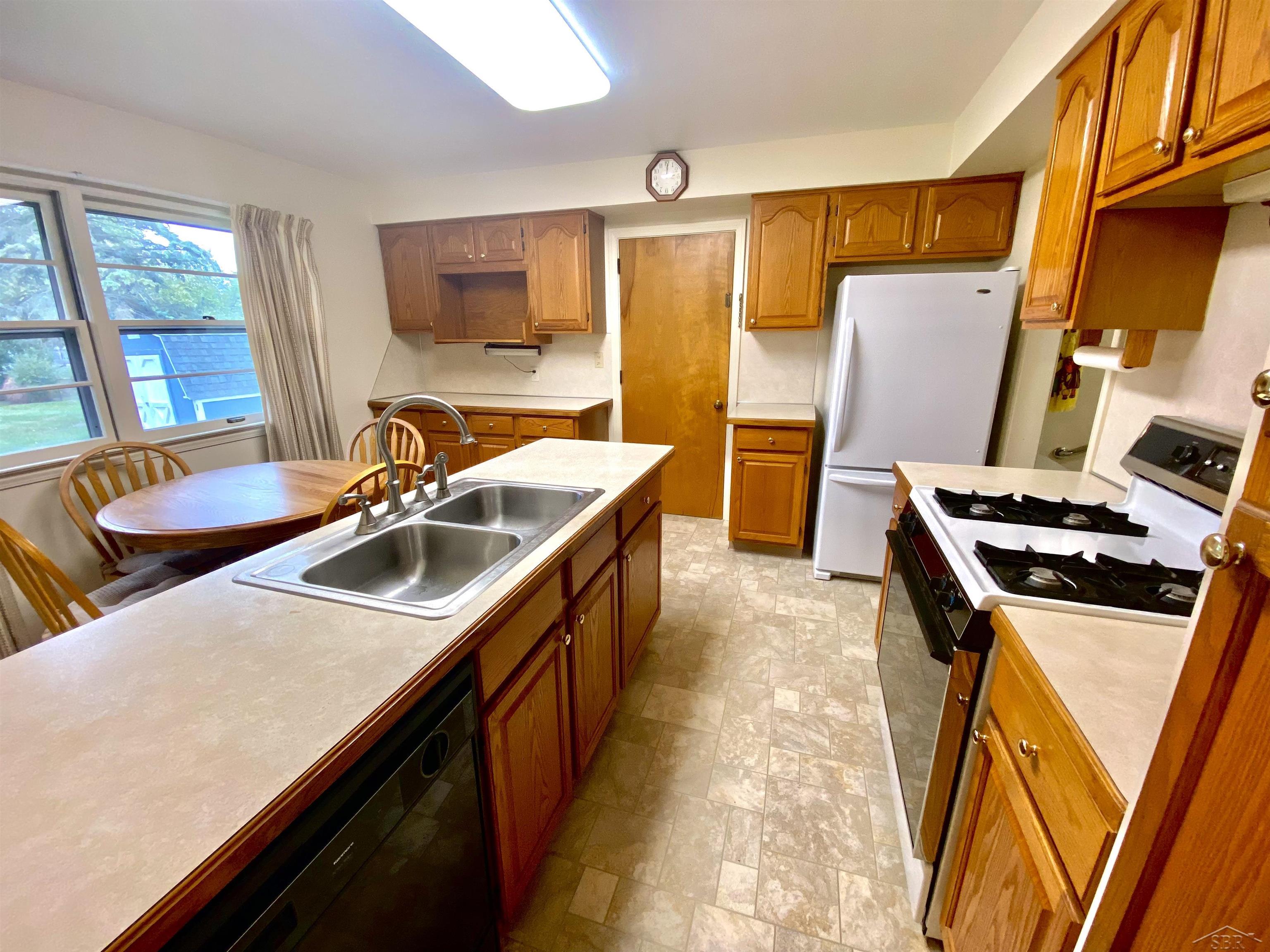 4302 Risedorph Street Burton, MI 48509 - Photo 6 of 18 50092643-5.JPG