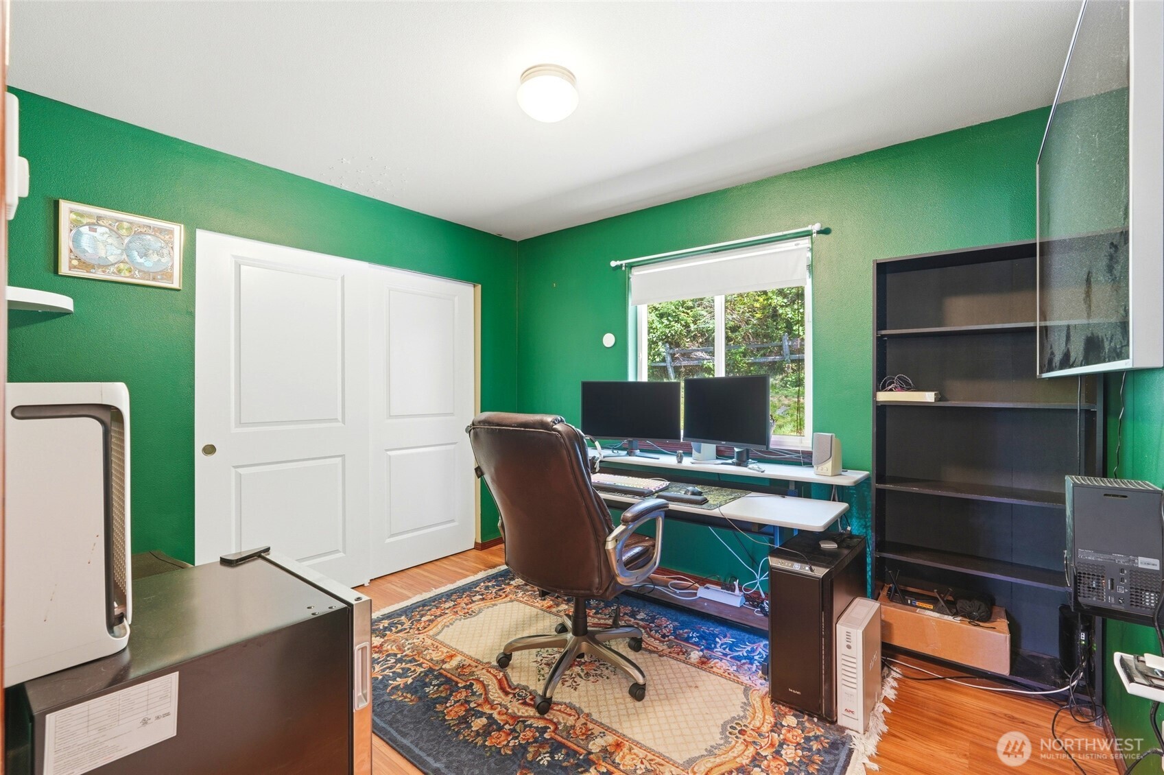 310 Jeff Street Mount Vernon, WA 98274 - Photo 23 of 35 a workspace with furniture and a bookshelf