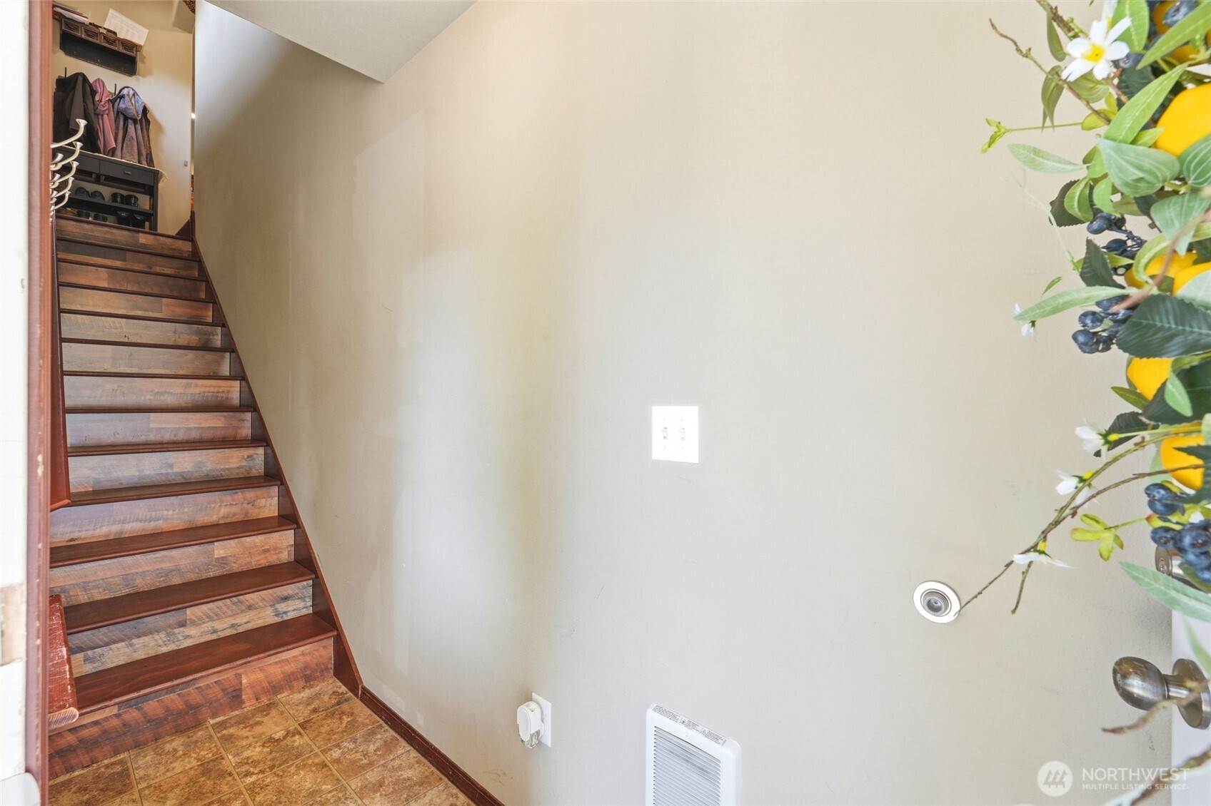 310 Jeff Street Mount Vernon, WA 98274 - Photo 10 of 35 a view of entryway