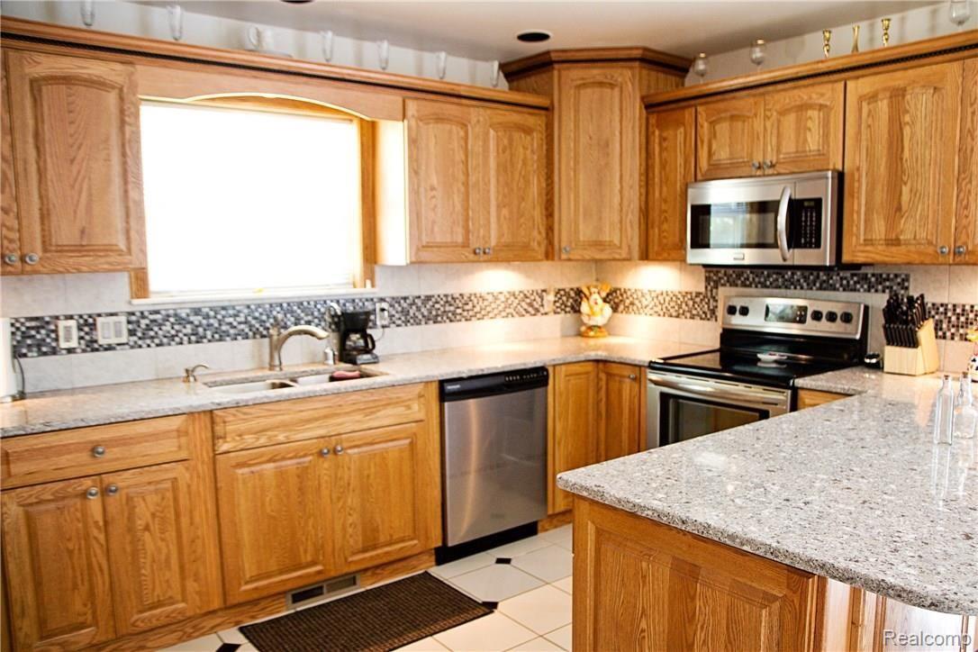 5921 Oakhill Road Clarkston, MI 48348 - Photo 18 of 39 IMG_3761.jpg