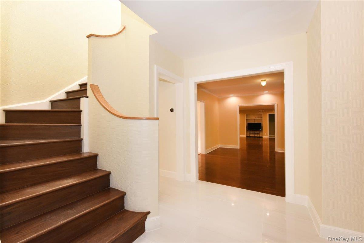 9 Dorset Road Great Neck, NY 11020 - Photo 4 of 40 Gallery Image 4