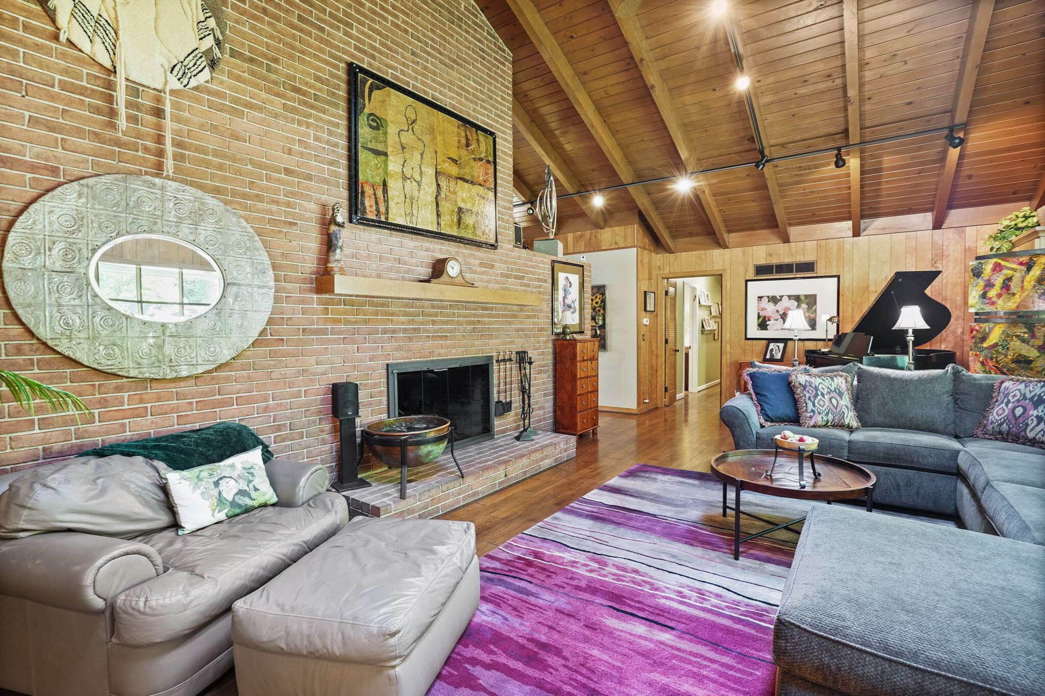 5866 Whitman Road Columbus, OH 43213 - Photo 11 of 51 Exposed Brick