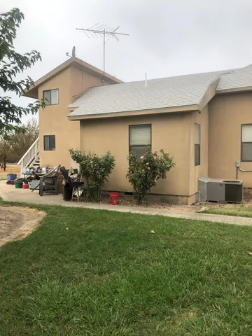 a view of a house with backyard