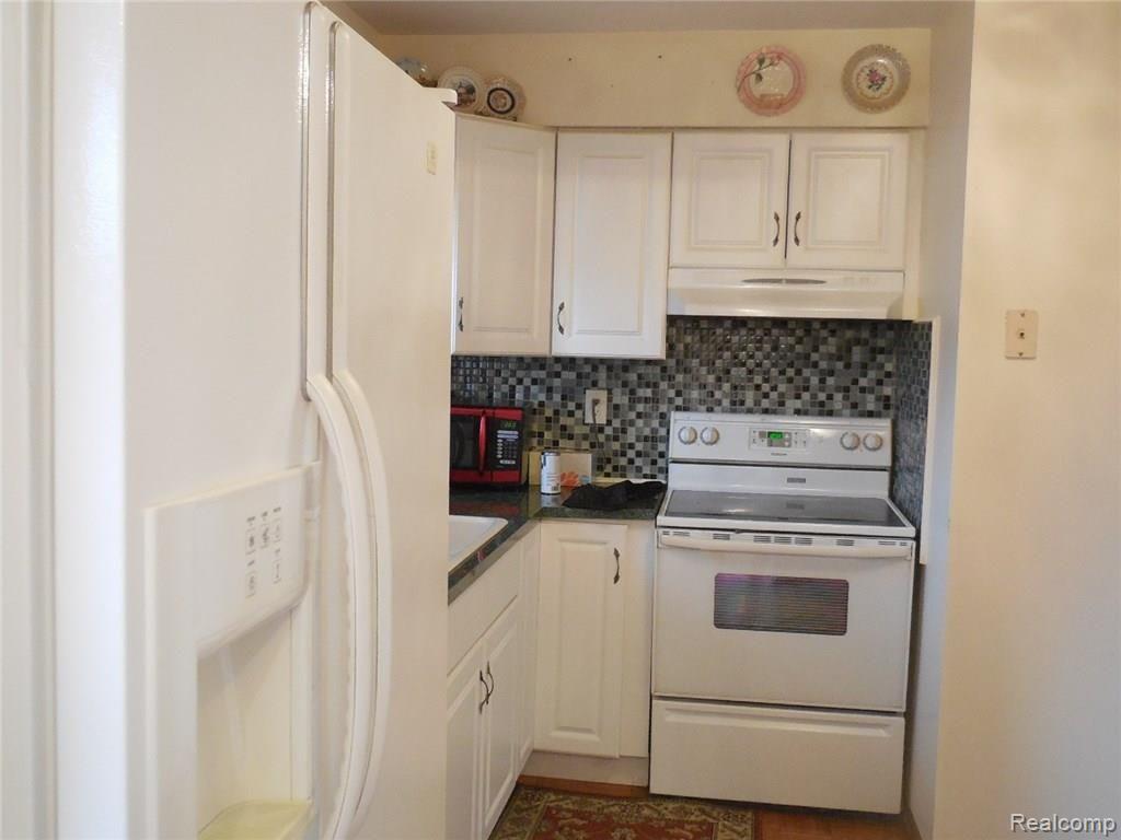 5015 Crooks Road, Unit 28 Royal Oak, MI 48073 - Photo 5 of 14 DSCN1959.JPG