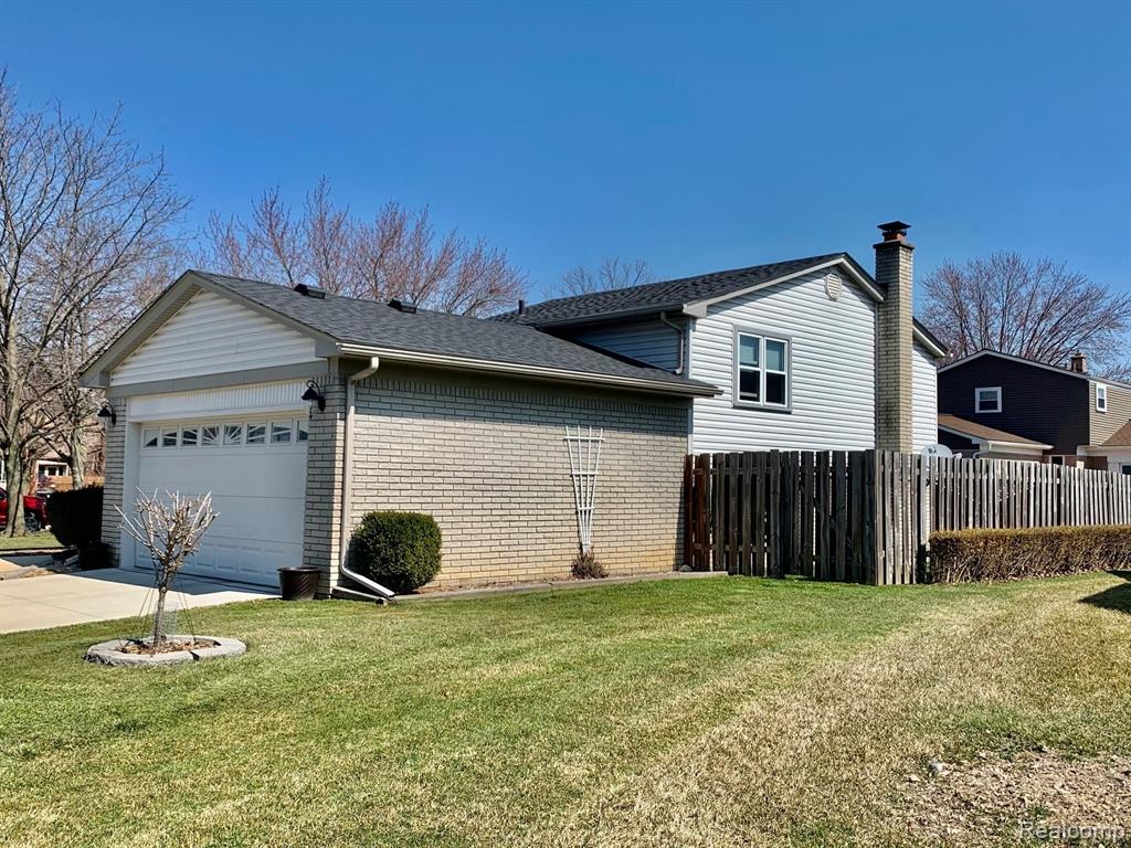 22111 Hall Road Woodhaven, MI 48183 - Photo 7 of 46