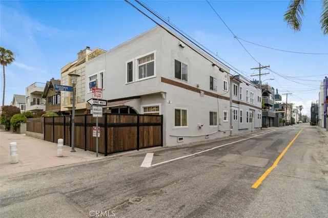 $1,699,000 | 12 1/2 25th Place, Unit 1 5, Venice, CA 90291
