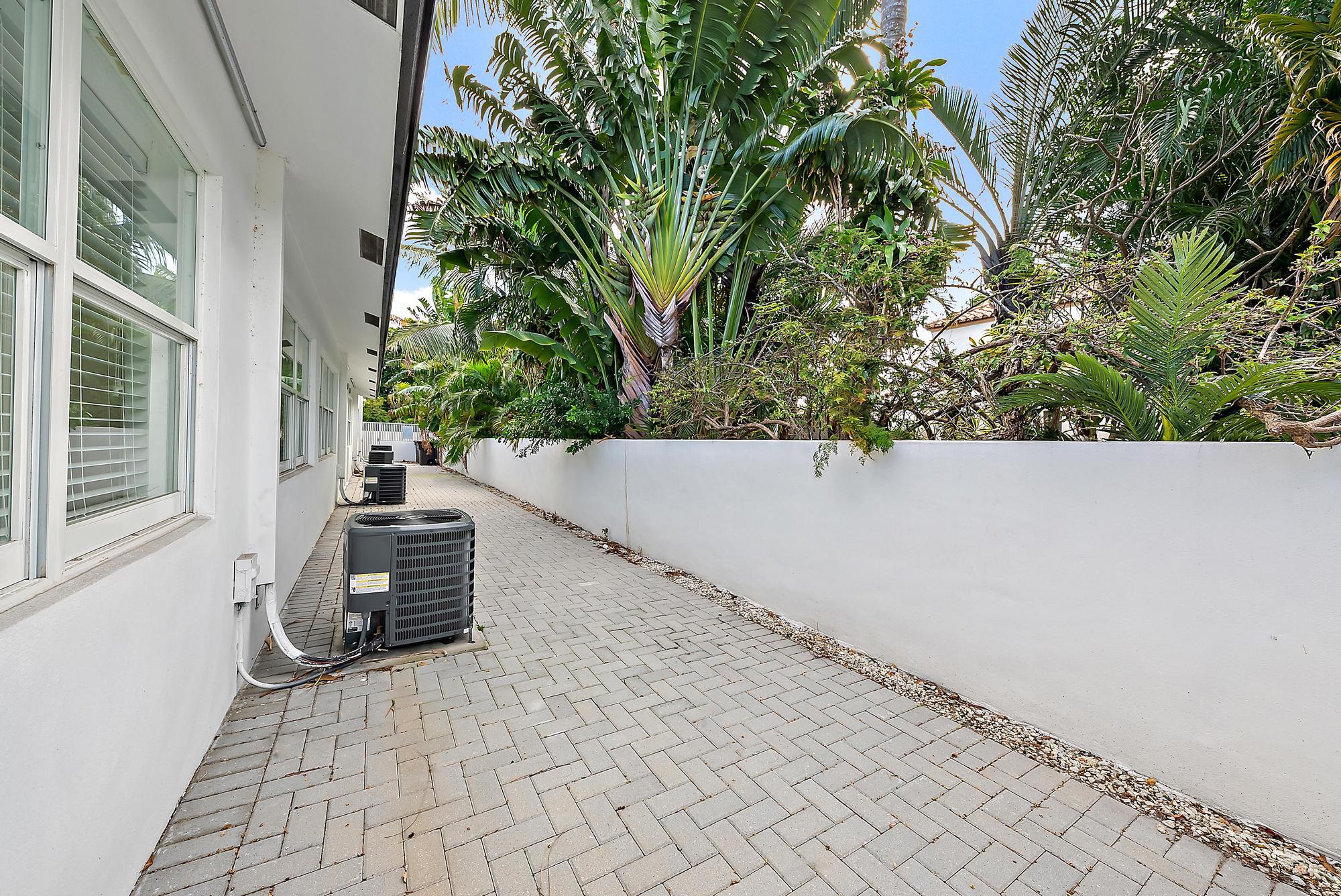 3808 Broadway Avenue West Palm Beach, FL 33407 - Photo 25 of 34 a view of outdoor space and garden