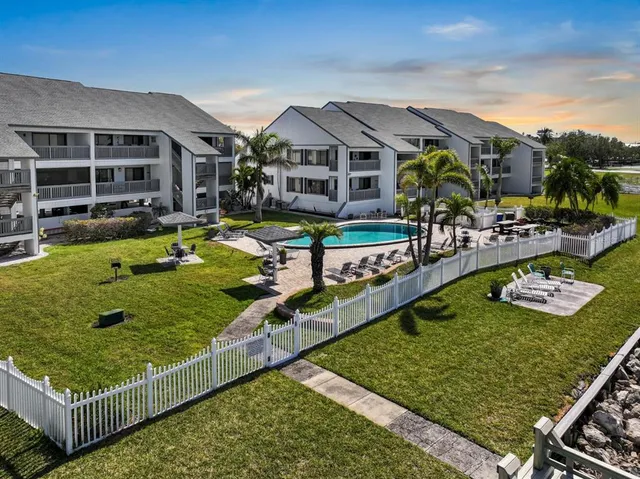 $349,000 | 808 Bahia Del Sol Drive, Unit 14, Ruskin, FL 33570