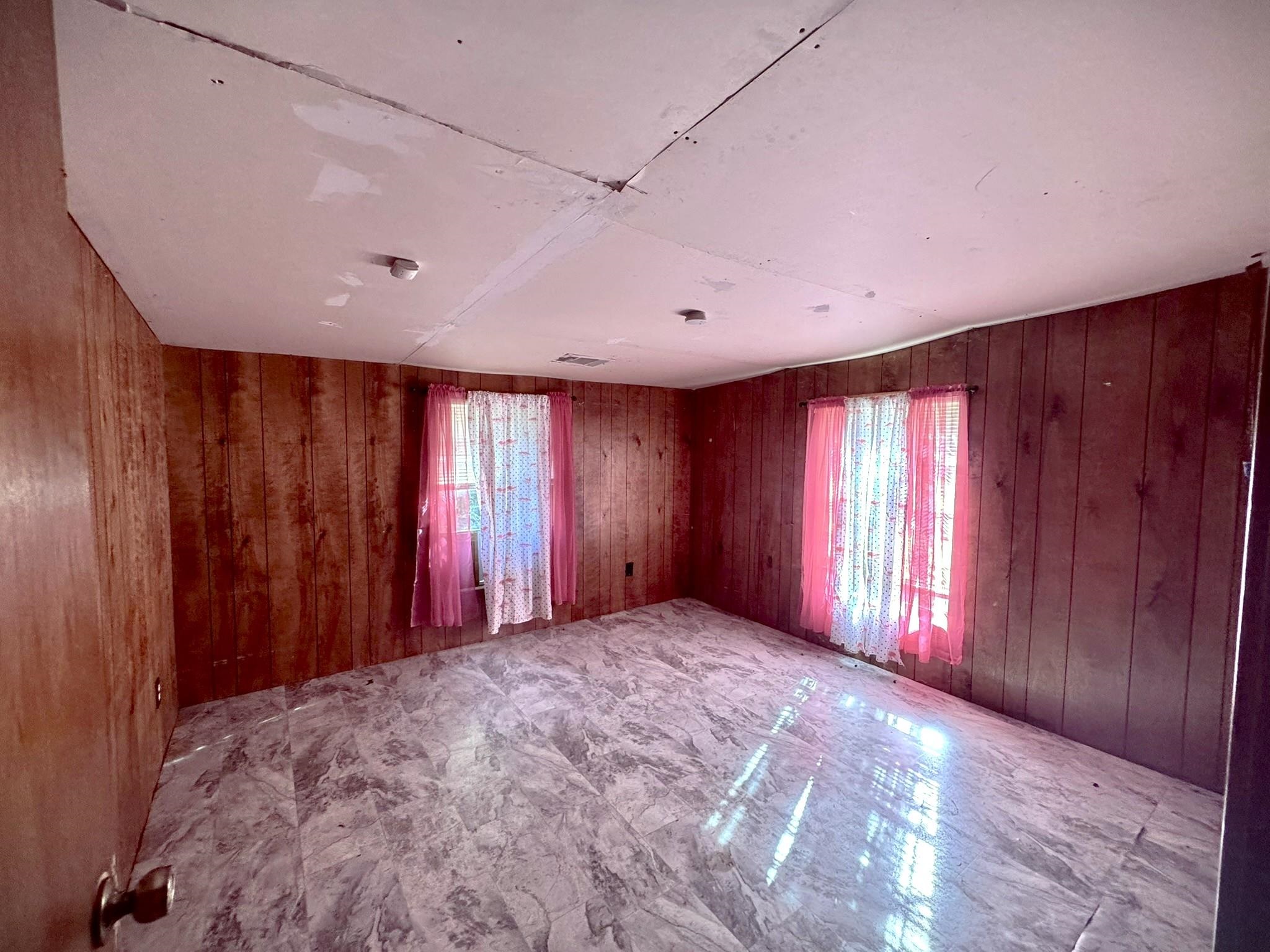 520 Munson Tow, TX 78672 - Photo 17 of 24 a view of an empty room with windows and closet area