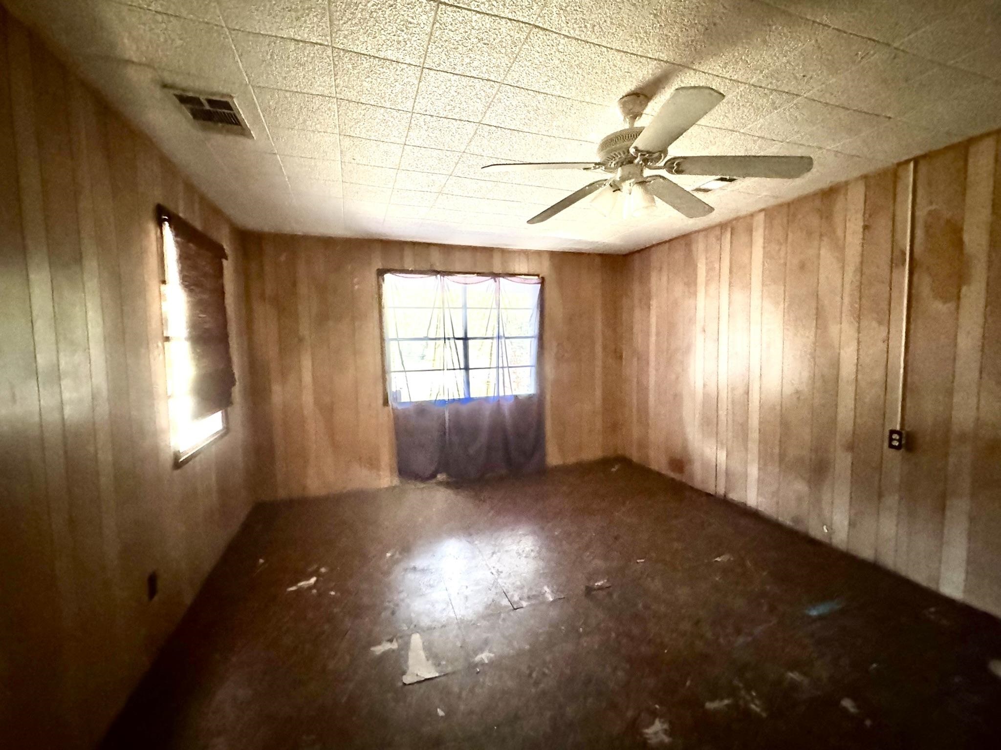 520 Munson Tow, TX 78672 - Photo 19 of 24 en empty room with windows and ceiling fan