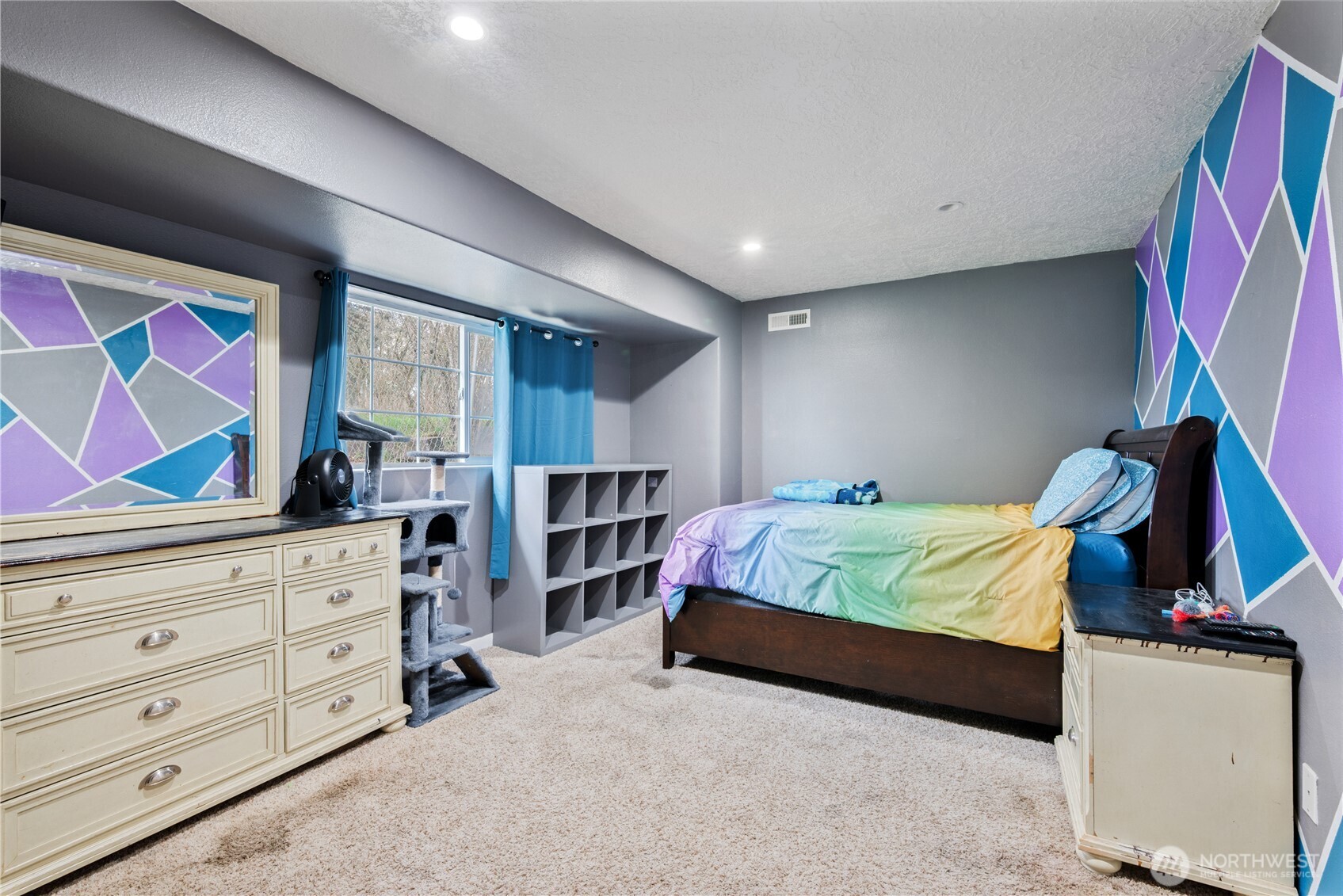 4514 Ohio Street Longview, WA 98632 - Photo 6 of 30 a bed room with a bed and a dresser