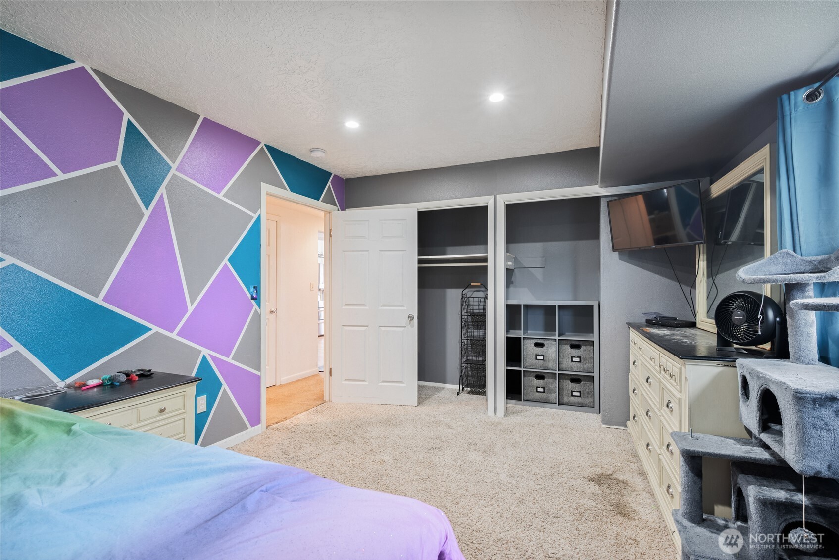 4514 Ohio Street Longview, WA 98632 - Photo 7 of 30 a room with furniture and a kitchen