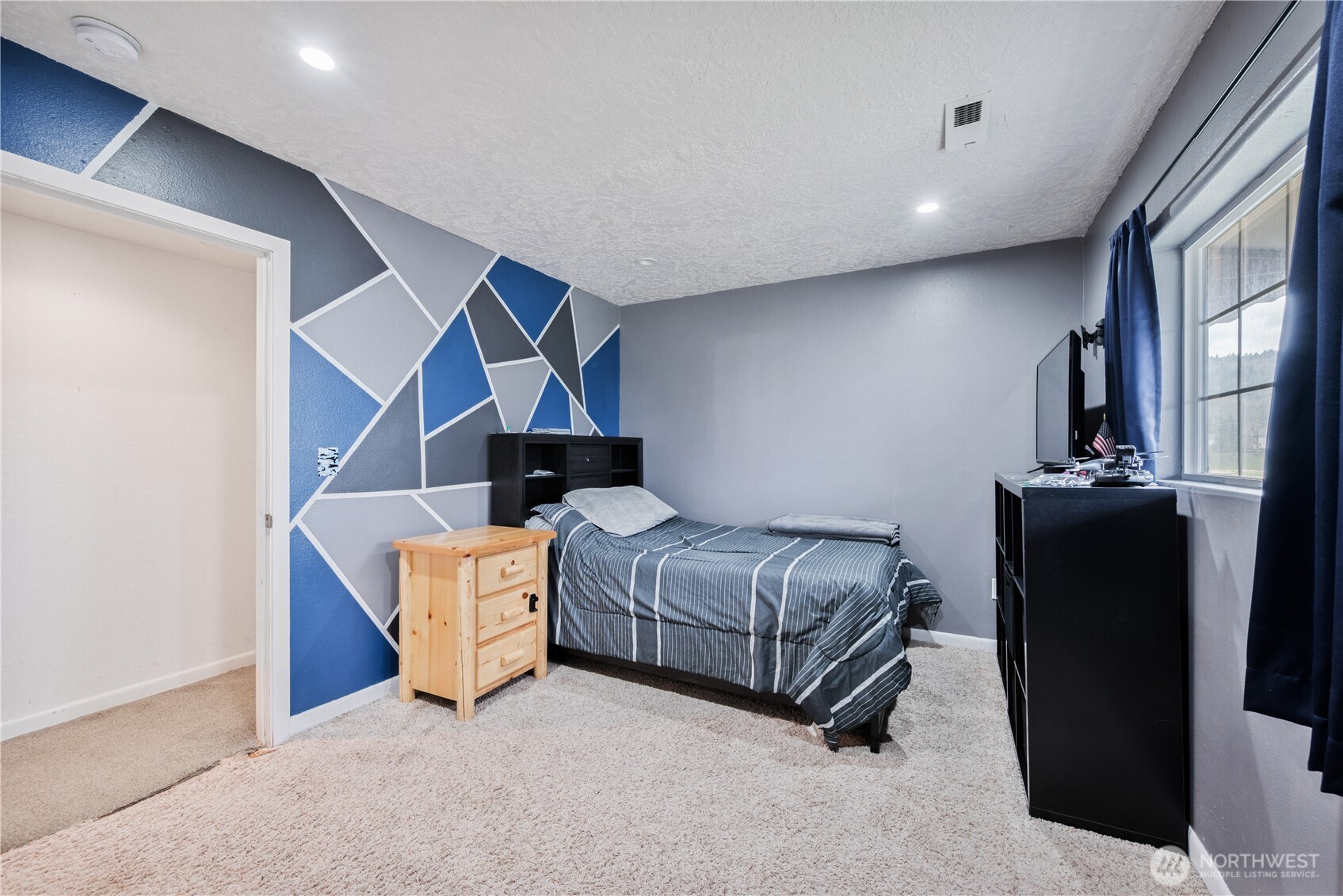 4514 Ohio Street Longview, WA 98632 - Photo 10 of 30 a living room with furniture and a ceiling fan