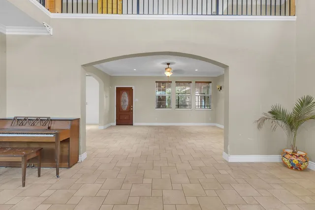 a view of livingroom with furniture