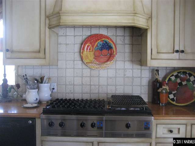 1395 View Reno Nv 89511 Reno, NV 89511 - Photo 8 of 13 a stove top oven sitting inside of a kitchen