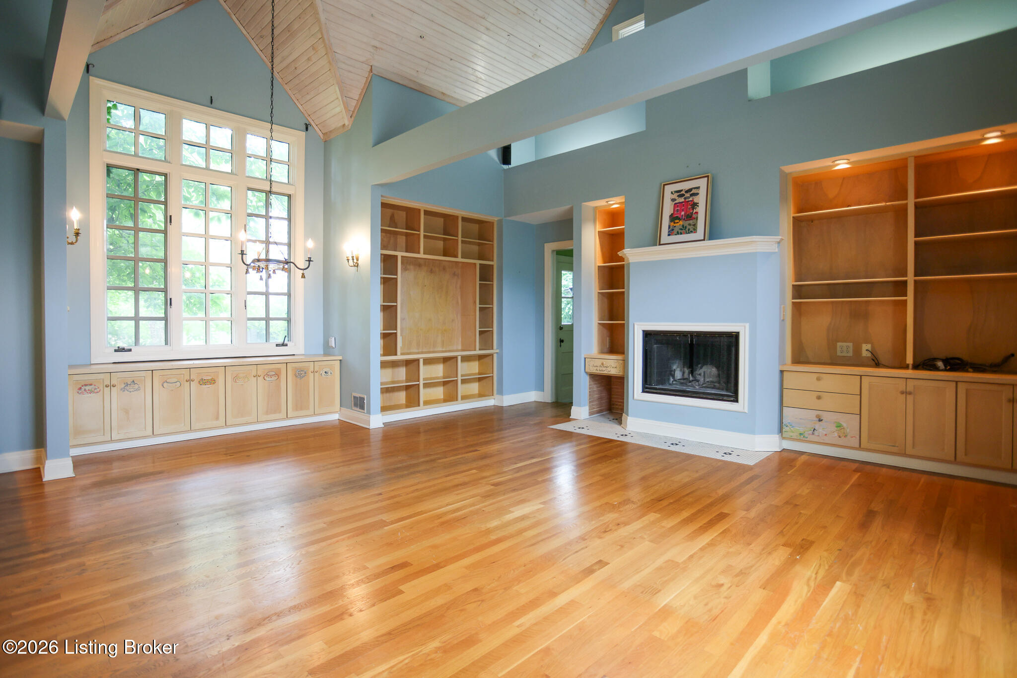 513 Emery Road Louisville, KY 40206 - Photo 14 of 50 Lovely hardwood floors and contemporary fireplace fireplace