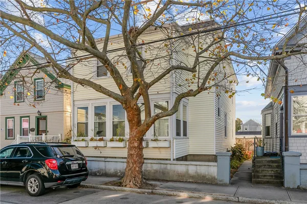 $2,600 | 31 West Narragansett Avenue, Unit 2, Newport, RI 02840