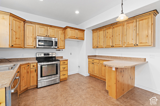 2092 Cres Drive South Mapleton, UT 84664 - Photo 9 of 26 Kitchen featuring wood cabinetry, stainless steel appliances, a corner sink, a peninsula with counter seating, and tile flooring