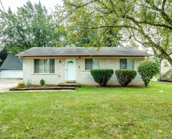 $304,900 | 2448 Oakcrest Road, Sterling Heights, MI 48310
