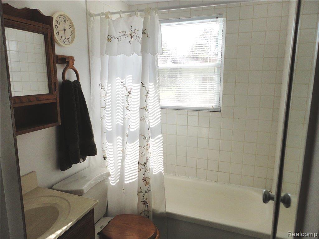 1157 Beta Road Walled Lake, MI 48390 - Photo 4 of 24 Bathroom