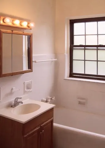 $1,250 | 1123 Washington Boulevard, Unit 2E, Oak Park, IL 60302