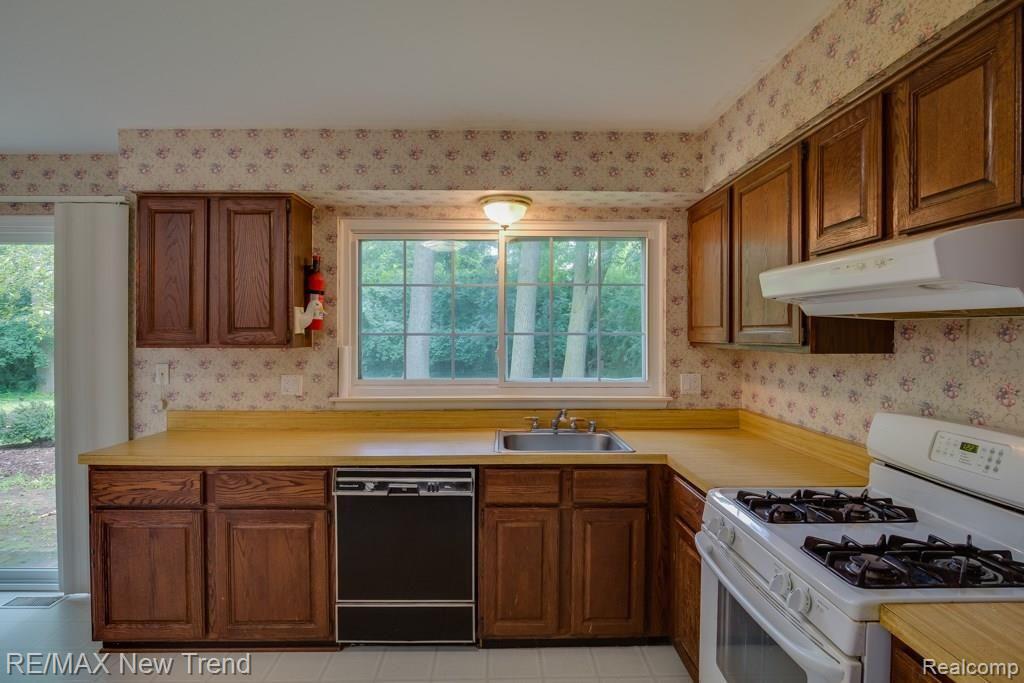 35962 Fredericksburg Road Farmington Hills, MI 48331 - Photo 7 of 21
