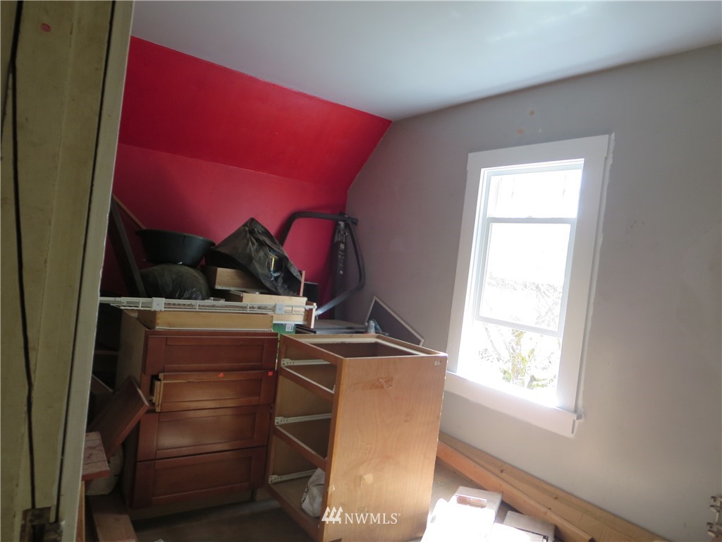 250 Logan Hill Road Chehalis, WA 98532 - Photo 13 of 25 a room with window and two windows