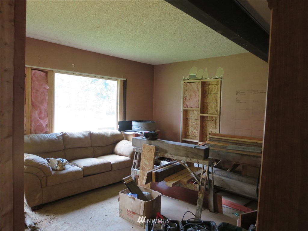 250 Logan Hill Road Chehalis, WA 98532 - Photo 7 of 25 a living room with furniture and a window