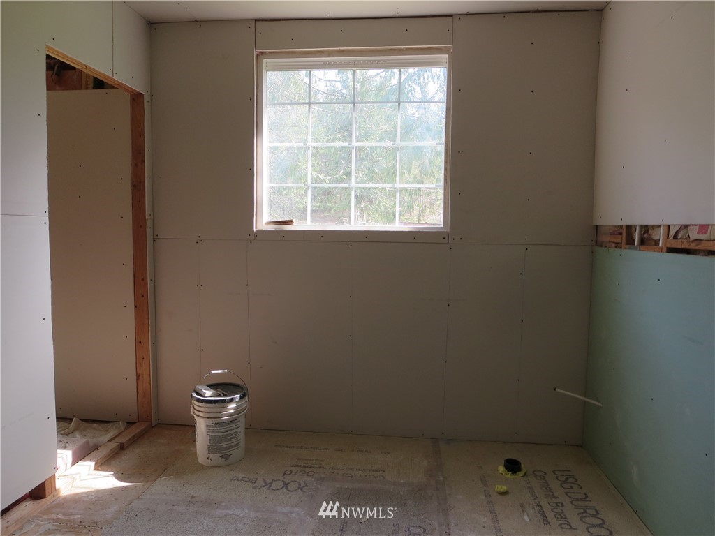 250 Logan Hill Road Chehalis, WA 98532 - Photo 10 of 25 a bathroom with a toilet