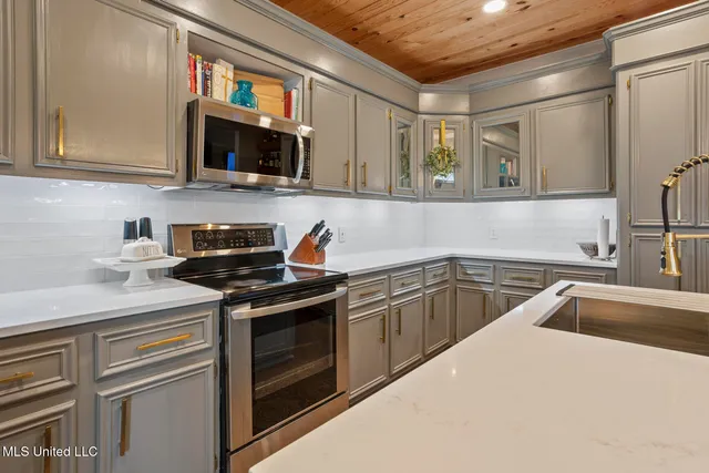 $315,000 | 819 West Deerfield Drive, Canton, MS 39046