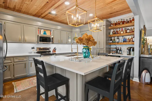 $315,000 | 819 West Deerfield Drive, Canton, MS 39046