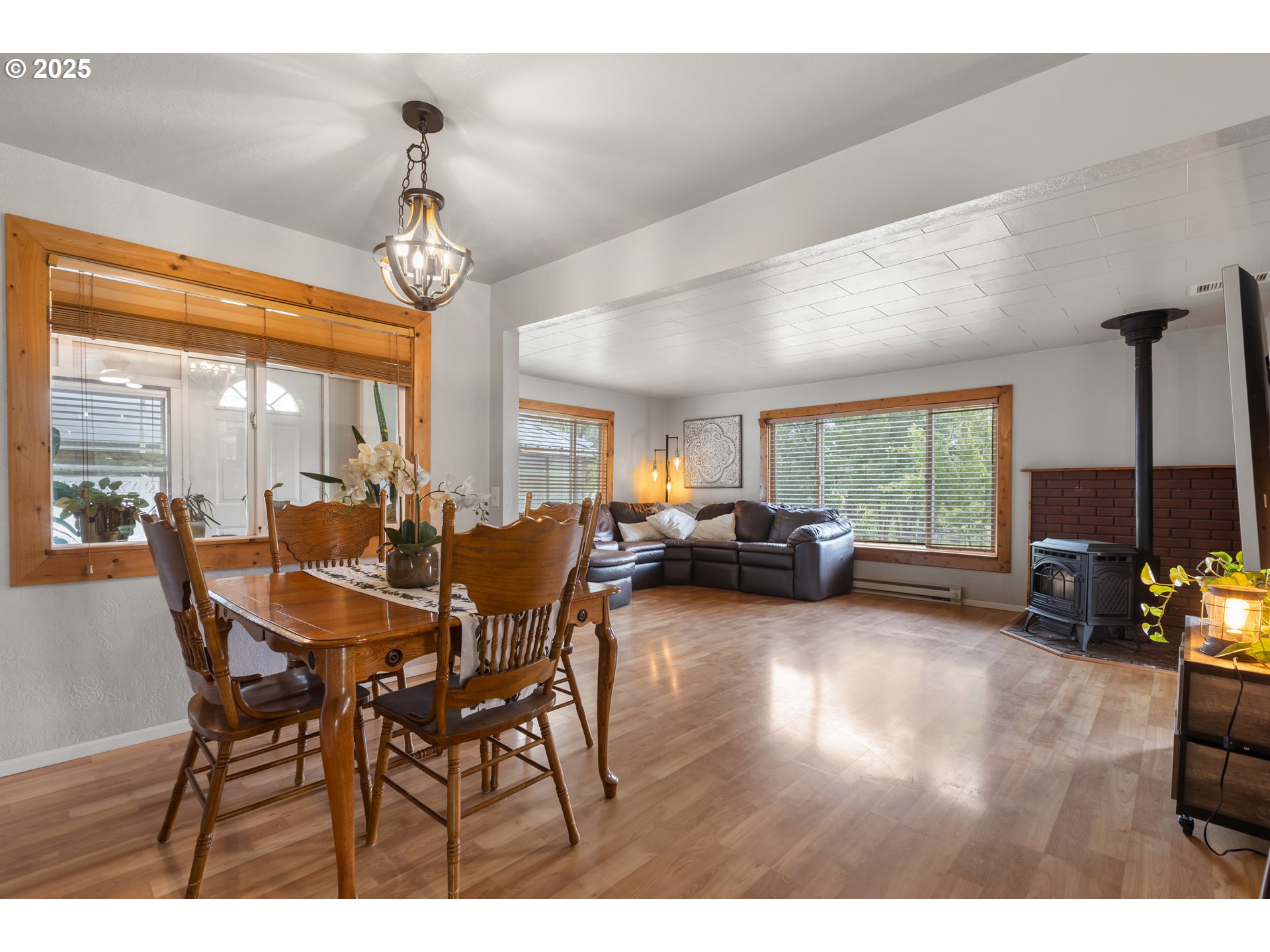 1175 Northside Road Sutherlin, OR 97479 - Photo 12 of 48 Living Room/Dining Room
