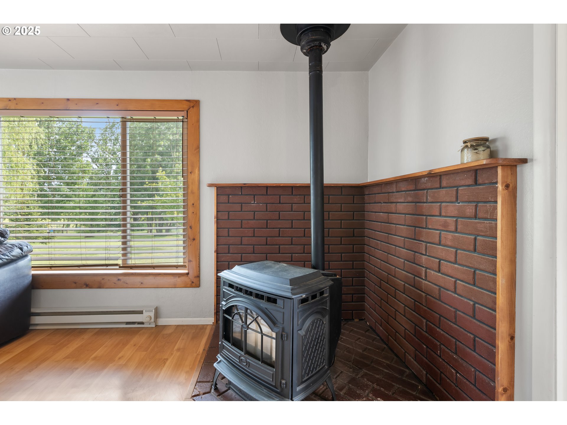 1175 Northside Road Sutherlin, OR 97479 - Photo 8 of 48 Living Room