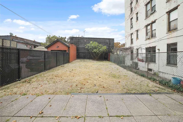 a view of backyard of the house