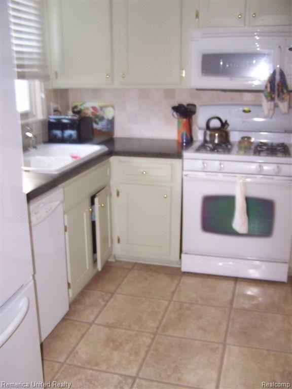 8975 Henry Ruff Road Livonia, MI 48150 - Photo 7 of 18 kitchen 2.JPG
