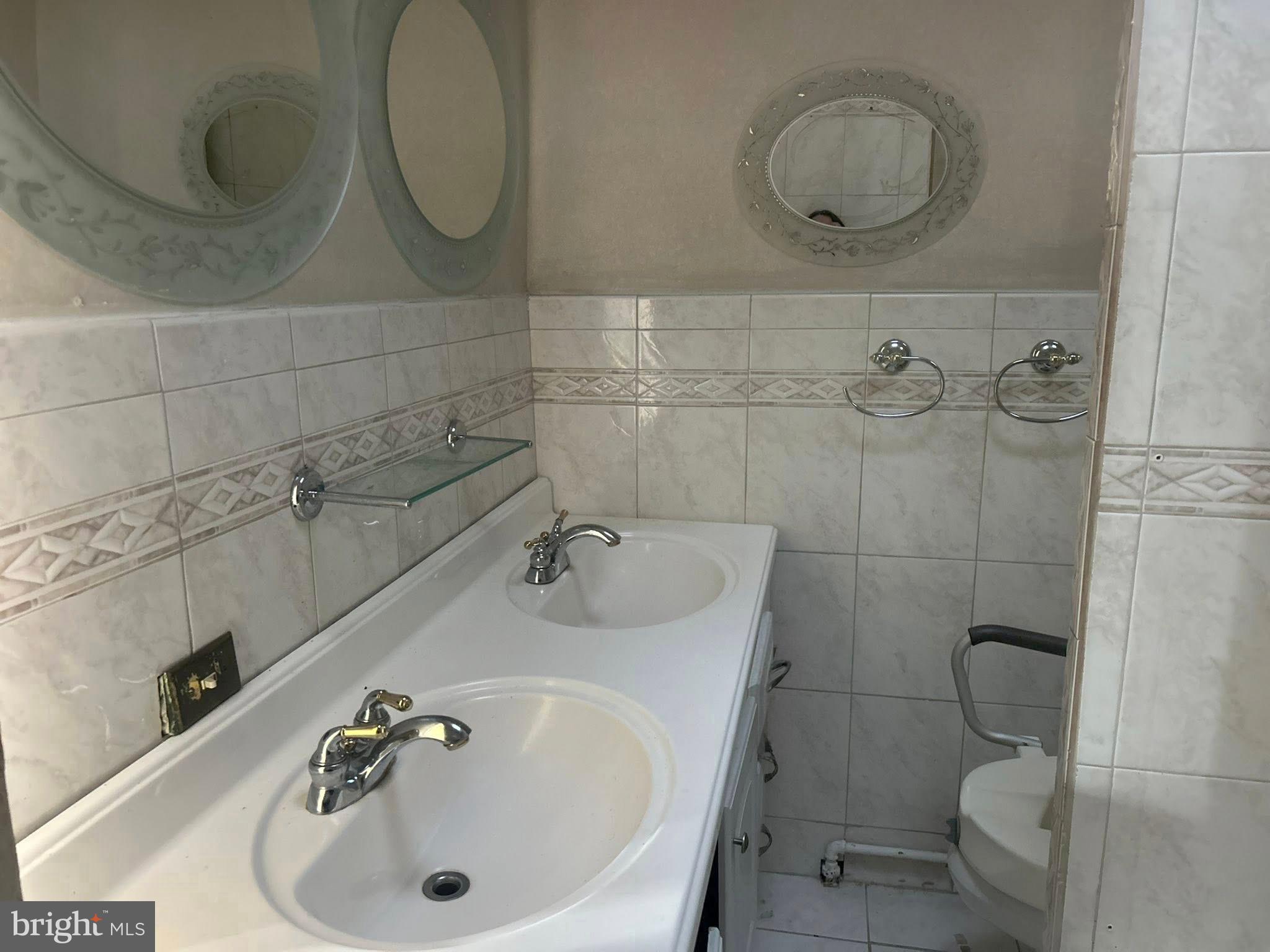 118 V Street Northeast Washington, DC 20002 - Photo 9 of 14 Bath