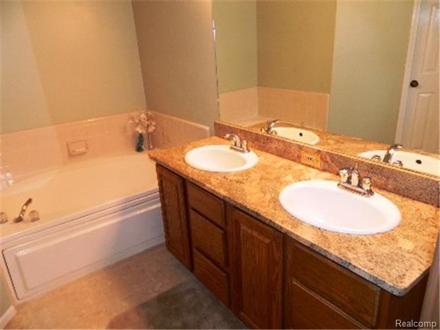 250 Marmoor Court Rochester, MI 48309 - Photo 11 of 17 31217297-10.JPG
