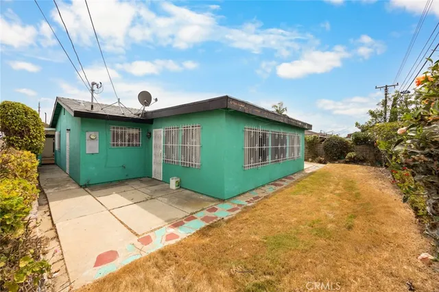 a view of a house with a yard