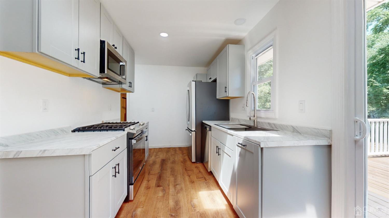 73 Warrenville Road Middlesex, NJ 08846 - Photo 7 of 28