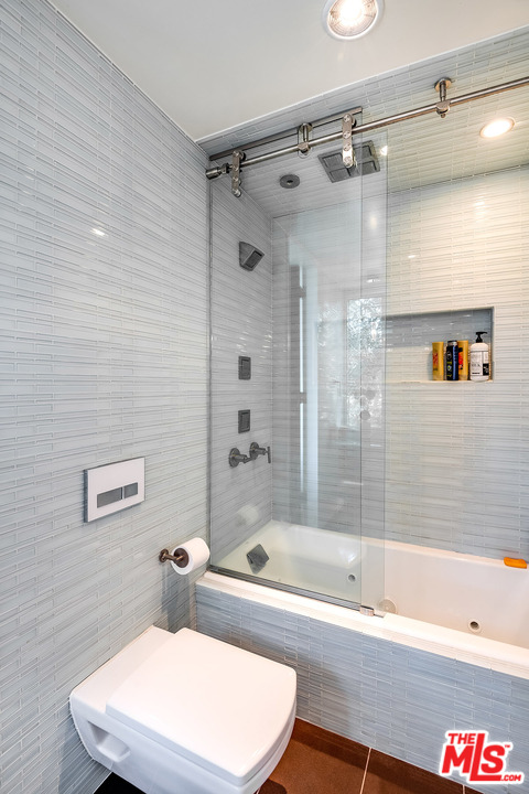 11458 Laurelcrest Road Studio City, CA 91604 - Photo 29 of 30 a bathroom with a toilet and a bathtub