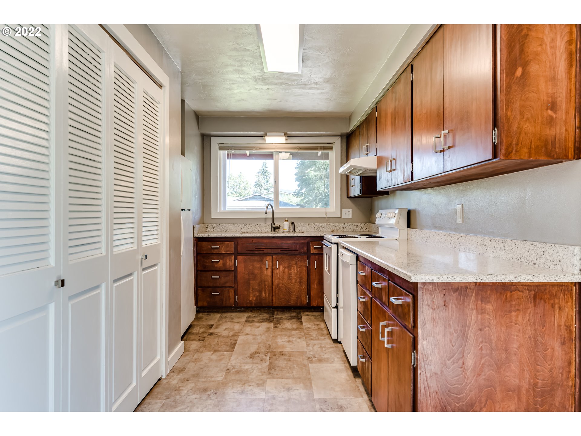 925 Olympic Street Springfield, OR 97477 - Photo 10 of 32